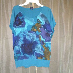 Artsty Back Button T Shirt